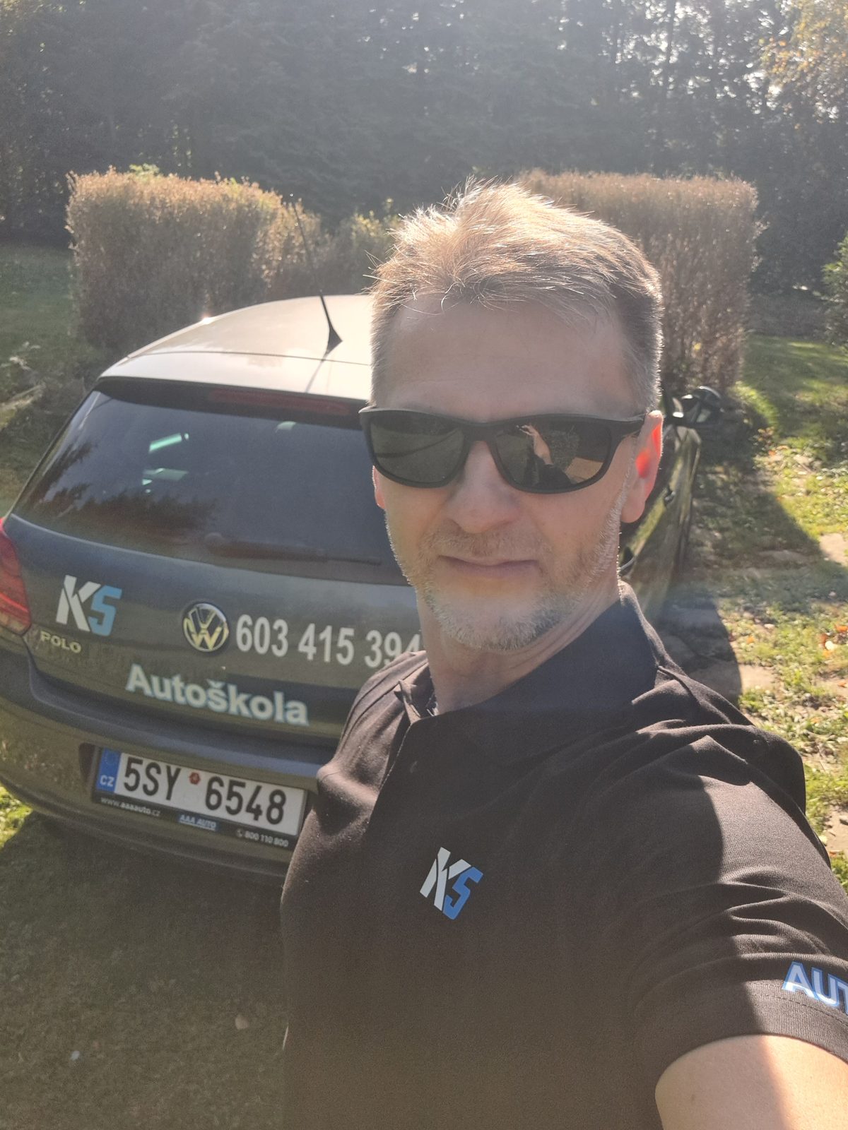 Instruktor Autoškoly K5 u výcvikového vozu Volkswagen Polo