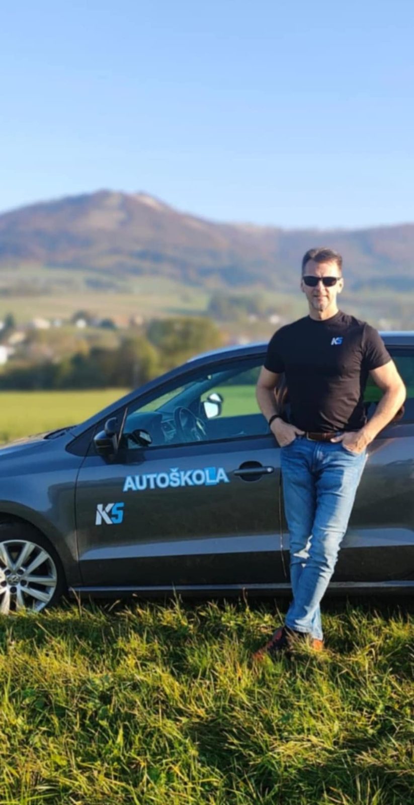 Instruktor Autoškoly K5 u výcvikového vozu
